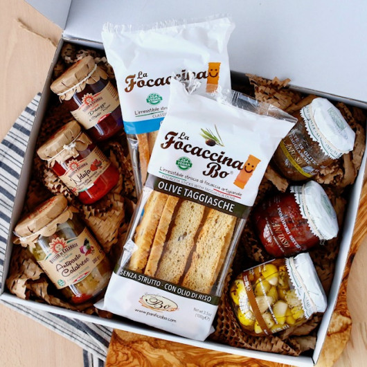 darilna škatla z ovčjim sirom pecorino, krekerji in dvema lončkoma marmelade