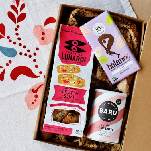 Darilni box s piškoti, belo čokolado in cha latte napitkom