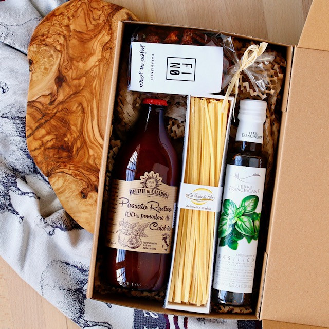 GOURMET BOX darilo testenine, sušeni paradižniki, olje z baziliko
