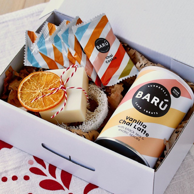 Darilno pakiranje chai latte in chai piškoti