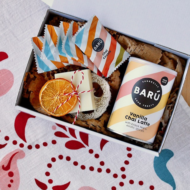 Box chai latte napitek in chai piškoti