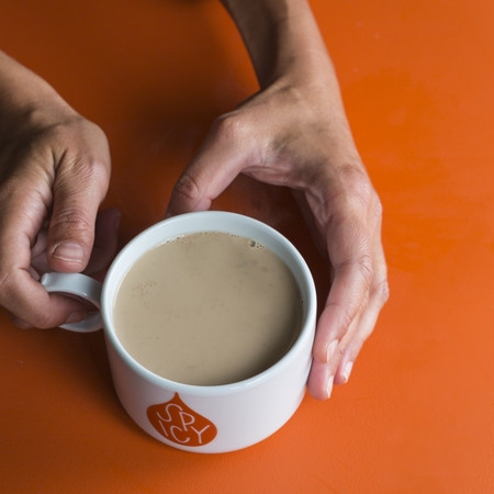 Chai latte s pravimi začimbami