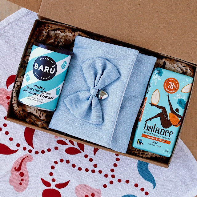 Darilni paket z vročo čokolado in piškoti