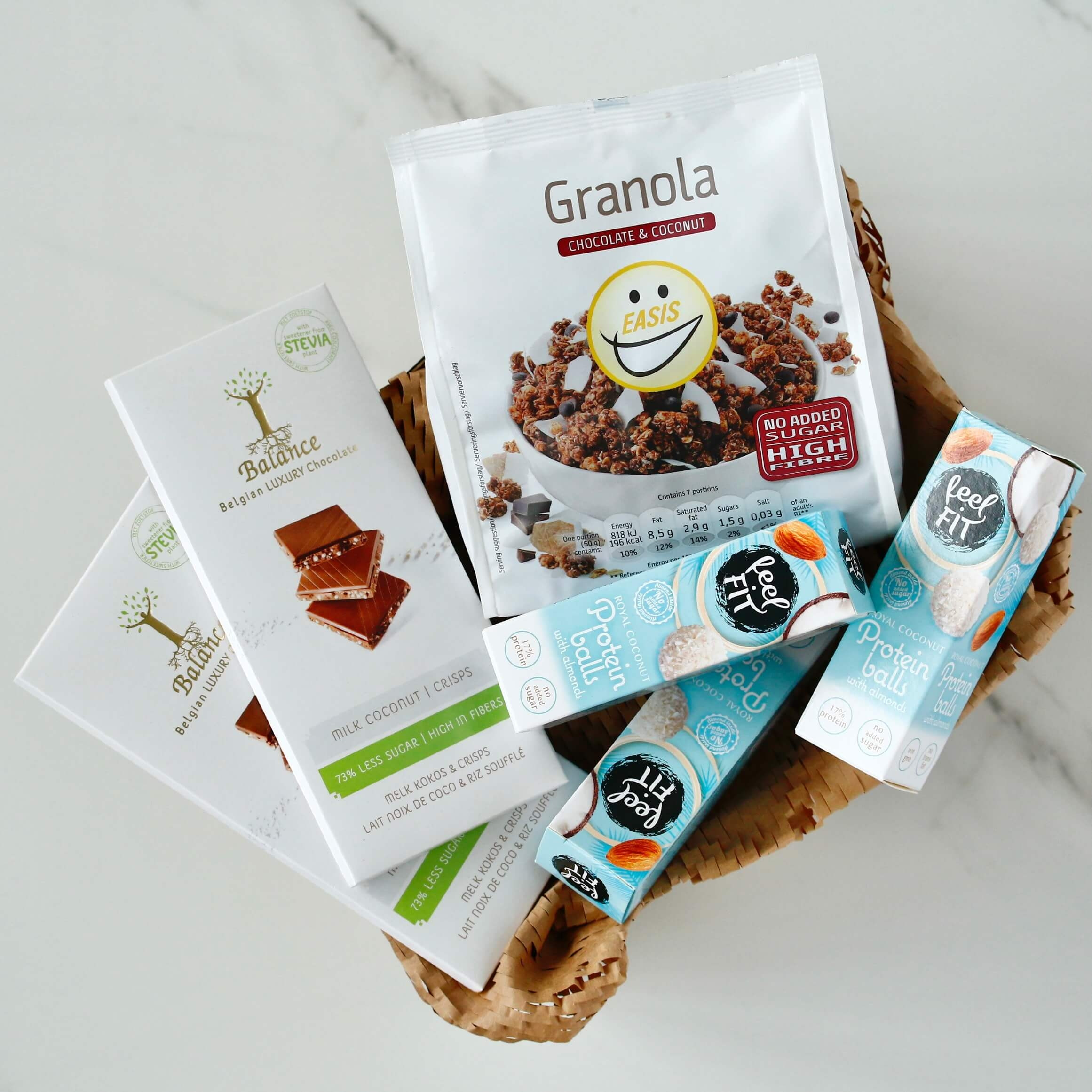 Nuts about coconuts je darilni paketek kombinacije izdelkov z okusom kokosa in čokolade (granola, čokolade, kokosove kroglice).