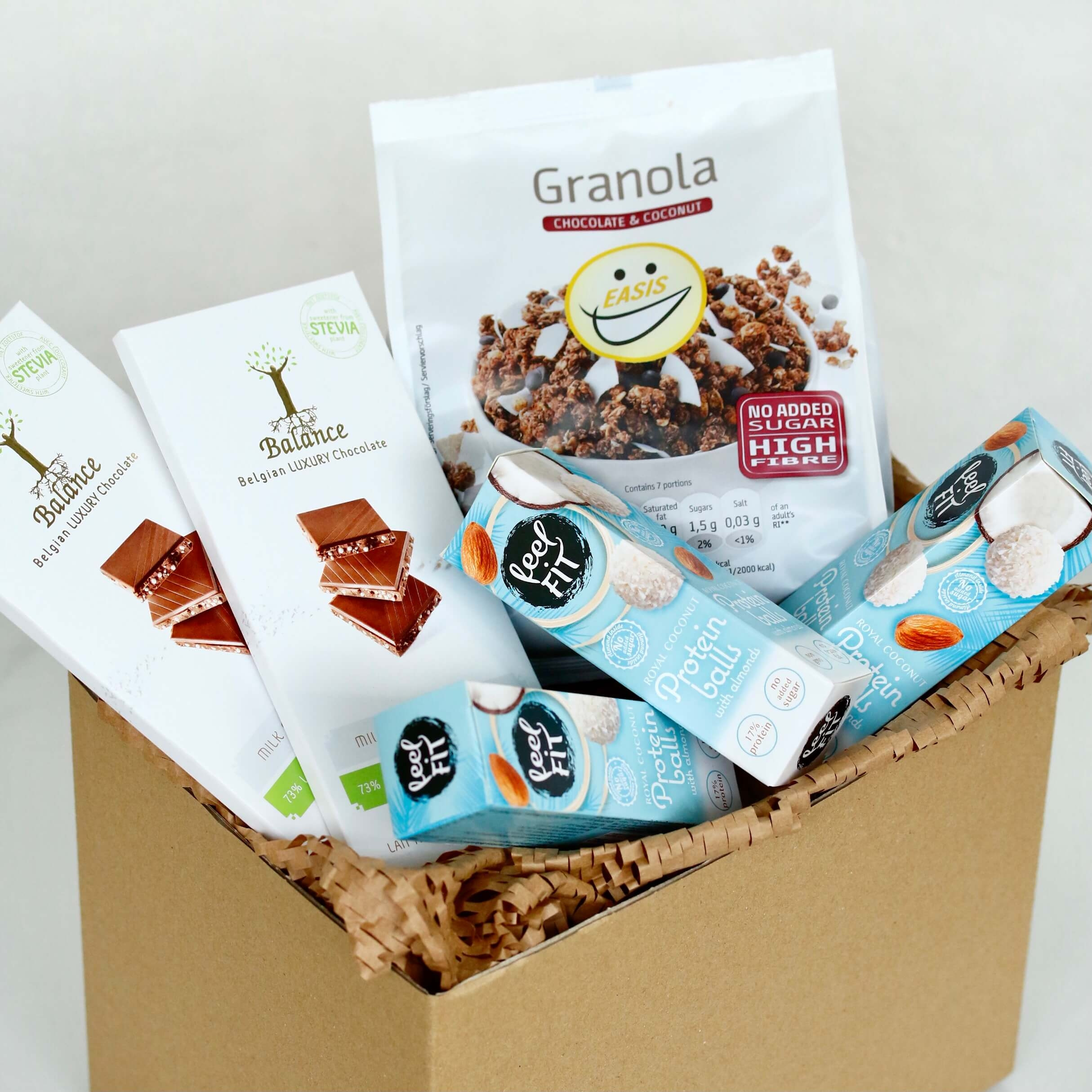 Paket izdelkov nuts about coconuts je sestavljen in različnih izdelkov, ki vsebujejo kokos in čokolado (granola, čokolade, kokosove kroglice).