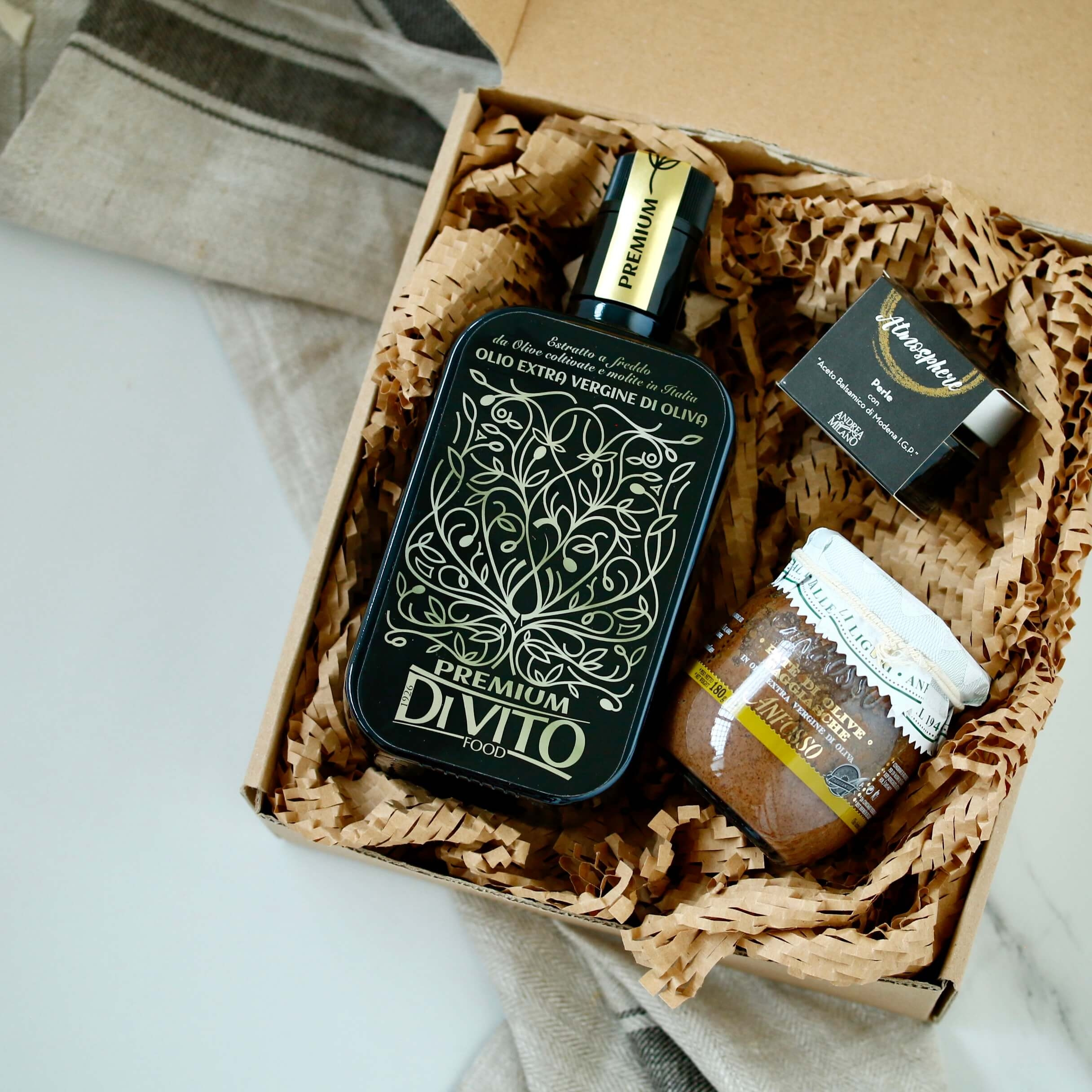 Gourmet darilna škatla italijanskih dobrot z oljčnim oljem, balzamičnimi perlami in pestom iz črnih oliv I OKUSI ITALIJE