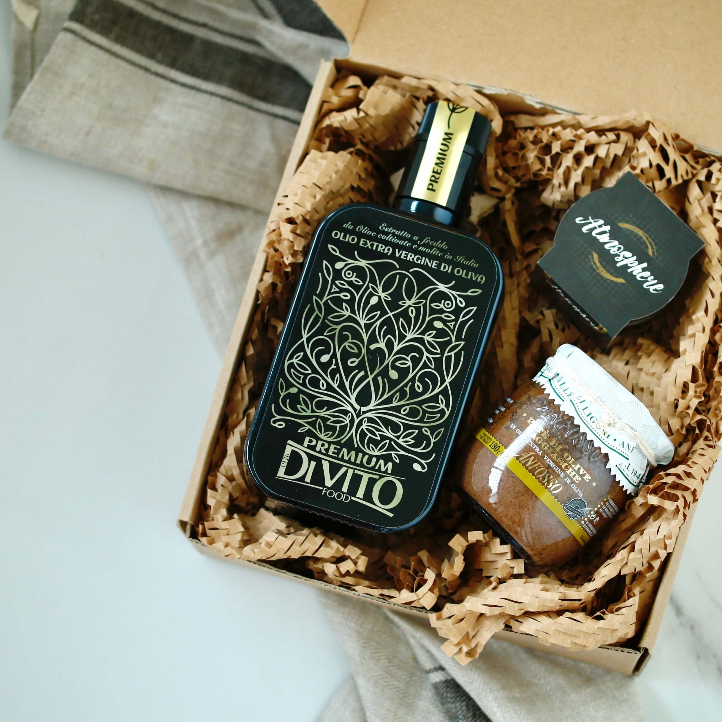 Oljčno olje, perle balzamičnega kisa iz Modene in tapenada iz olive taggiasche