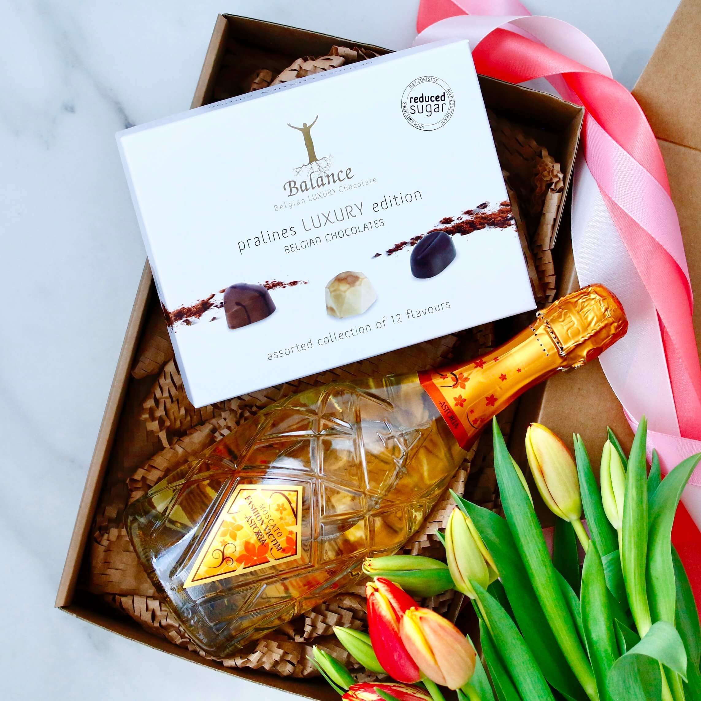 Sladko darilo (peneče muškatno vino, praline bonbonjera)